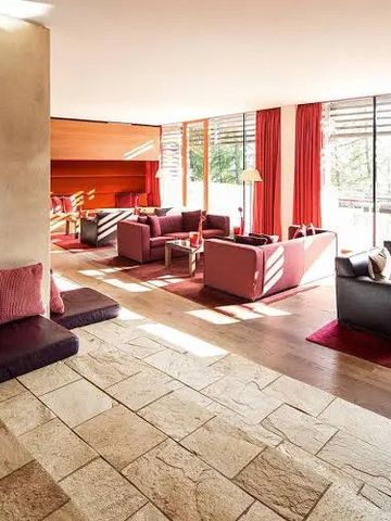 Heller Lobbybereich mit gemütlichen Sitzmöglichkeiten und Kamin