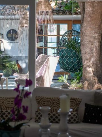 Gemütlicher Loungebereich mit Blick auf den Garten durch große Fenster