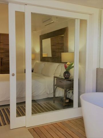 Luxuriöses Hotelzimmer mit eleganter Einrichtung und freistehender Badewanne