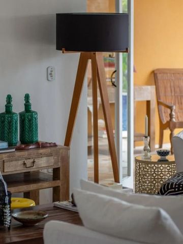 Heller Wohnbereich mit modernen Möbeln und Dekor