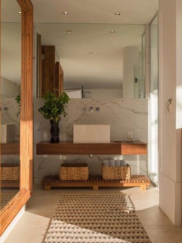 Modernes Badezimmer mit großem Spiegel und Pflanzen im Hotel Vila d'este