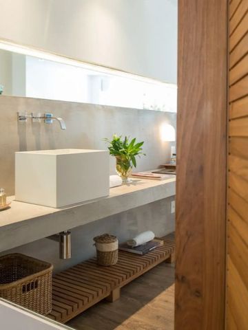 Modernes Waschbecken mit hölzernen Akzenten im Hotel Vila d'este