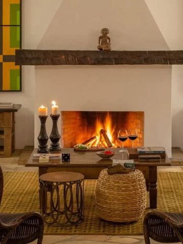 Gemütliche Lounge mit Kamin feurig und modernem Dekor