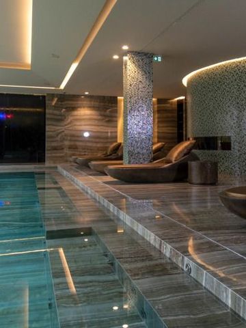 Luxuriöser Innenpool im Vila Foz Hotel mit stilvoller Beleuchtung