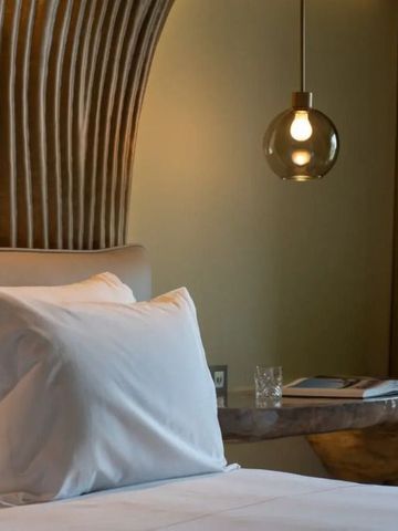Elegantes Hotelzimmer mit stilvoller Beleuchtung und modernem Tisch