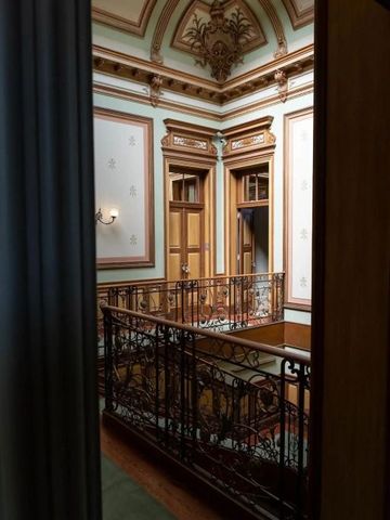 Historischer Treppenbereich mit kunstvollen Holzarbeiten