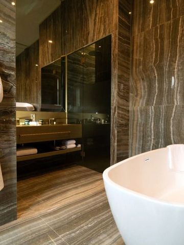 Luxuriöses Badezimmer mit freistehender Badewanne und edlen Materialien