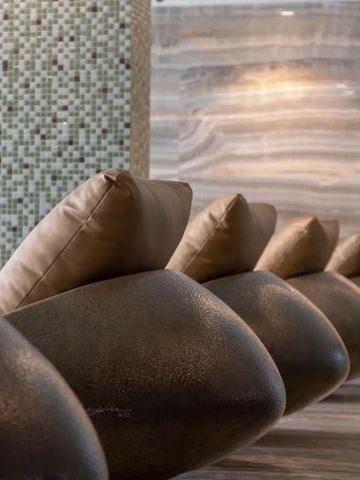 Elegantes SPA mit bequemen Liegen und modernen Wandverkleidungen