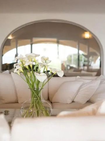 Gemütliche Sitzecke mit weißen Kissen und Blumendekoration