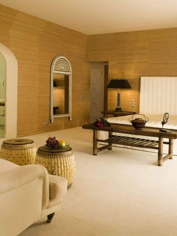 Elegantes Zimmer mit bequemer Sitzecke und stilvoller Einrichtung