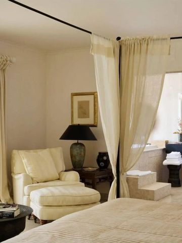 Luxus-Suite mit Himmelbett und entspannendem Sitzbereich