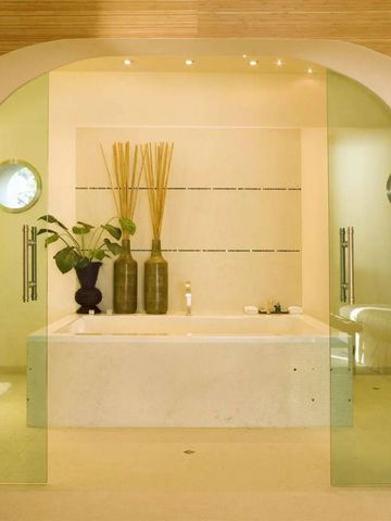 Luxuriöses Badezimmer mit Glaswand und stilvollem Dekor