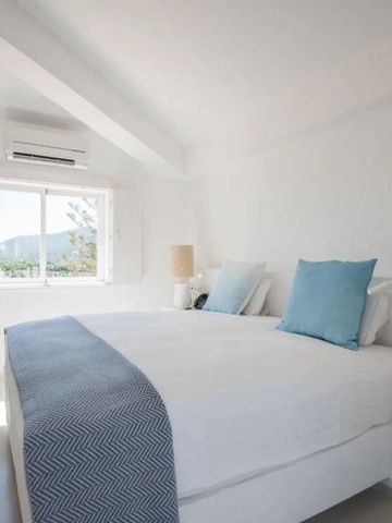 Lichtdurchflutetes Schlafzimmer mit modernen blauen Akzenten