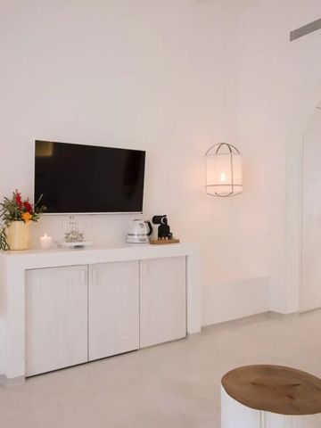 Wohnbereich mit minimalistischem Design und modernen Annehmlichkeiten