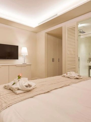 Elegantes Hotelzimmer mit Doppelbett und modernem Badezimmerdesign