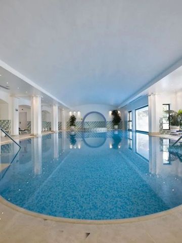 Großer Innenpool mit eleganter Architektur und Panoramafenstern