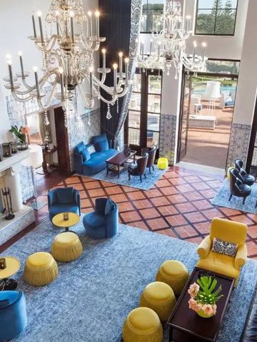 Elegante Hotellobby mit Kronleuchtern und stilvollen Sitzbereichen