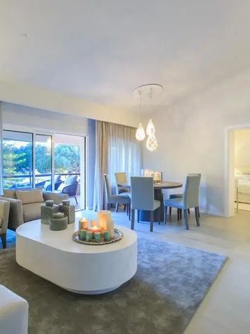 Großzügiger Wohnbereich mit stilvoller Einrichtung und Balkonblick