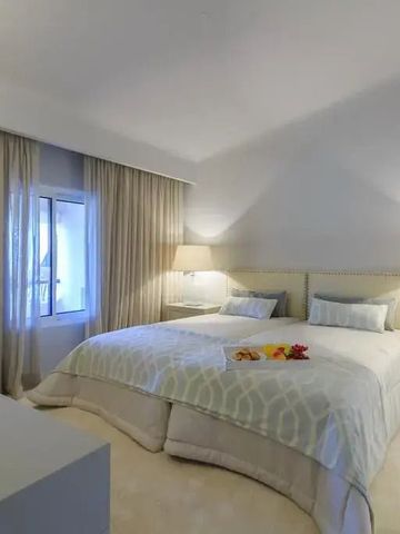 Modernes Schlafzimmer mit Doppelbett und sanfter Beleuchtung