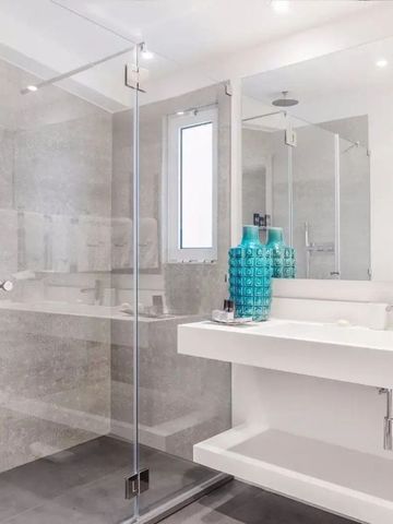 Moderne Badezimmerausstattung mit Glasdusche und stilvollen Details