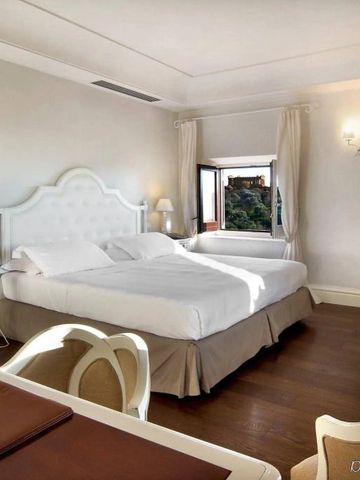 Elegantes Schlafzimmer mit großem Doppelbett und klassischen Möbeln