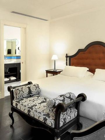 Luxuriöses Schlafzimmer mit klassischem Mobiliar und modernem Bad