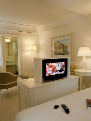 Zimmer mit Fernseher und Kunstwerk an der Wand mit entspannender Atmosphäre