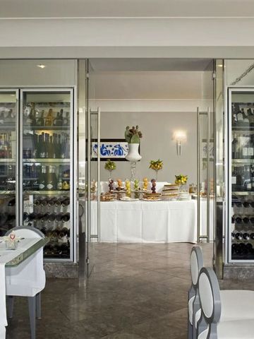 Elegantes Restaurant mit moderner Einrichtung und großer Weinauswahl