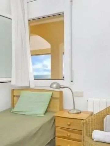 Einzelzimmer mit gemütlichem Bett und kleinem Tisch