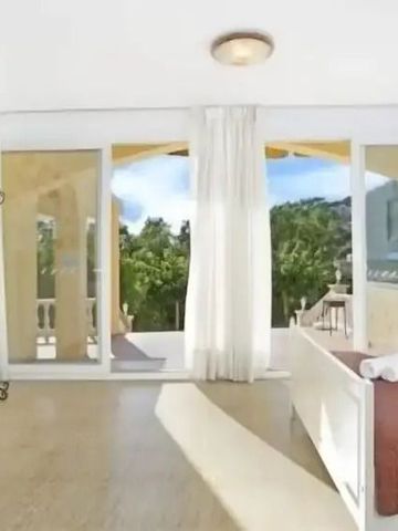 Geräumiges Schlafzimmer mit Panoramafenstern und Blick ins Grüne