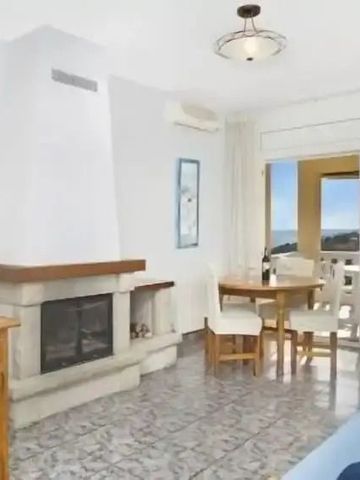 Gemütliches Wohnzimmer mit Kamin und Essbereich