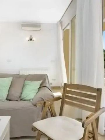 Helles Wohnzimmer mit Balkon und gemütlichen Sitzmöglichkeiten