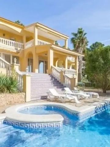 Luxuriöse Villa mit privatem Pool und Treppenaufgang, umgeben von Bäumen