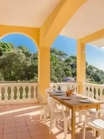 Sonnige Terrasse mit spektakulärem Blick auf das Meer