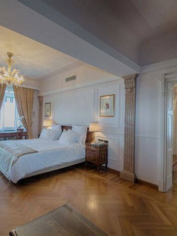 Hotelzimmer mit Doppelbett, Parkettboden und klassischer Einrichtung