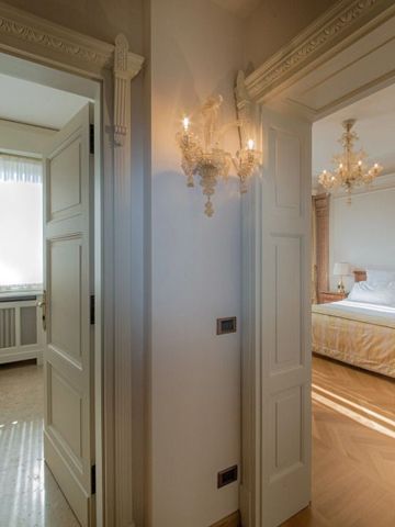 Elegantes Hotelzimmer mit zwei Türen, Wandleuchten und einladendem Interieur
