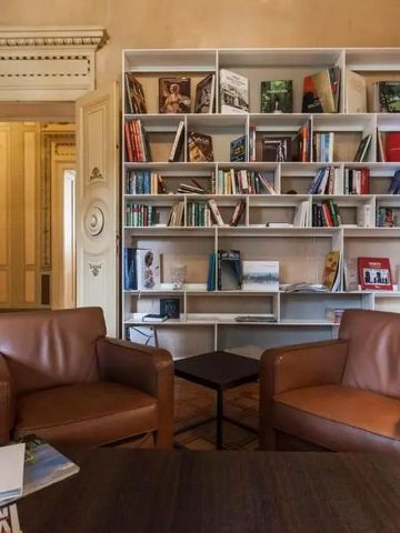 Gemütliche Lounge im Hotel mit Bücherregal und Sesseln