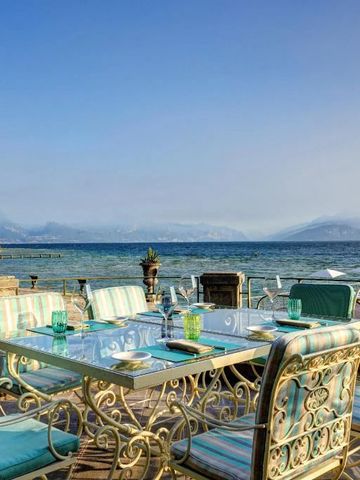 Terrasse des Hotels mit Blick auf den See und stilvollen Sitzmöbeln