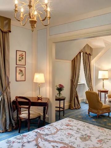 Charmantes Zimmer mit klassischen Möbeln und goldenem Vorhang