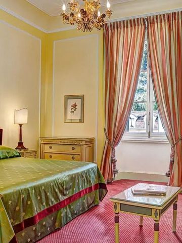 Stilvoll eingerichtetes Zimmer mit grünem Bett und roten Akzenten