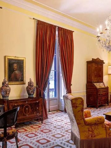 Wohnbereich im antiken Stil mit edlen Teppichen und Kronleuchter