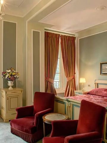 Hochwertig dekoriertes Schlafzimmer mit roten Vorhängen und edlen Möbeln