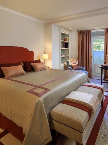 Elegantes Schlafzimmer in der Villa d'Este mit großem Bett und Balkon.