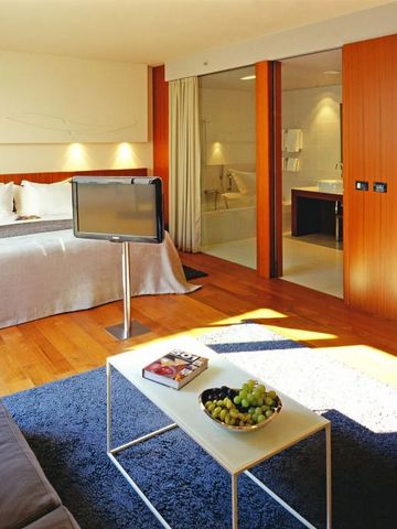 Modernes Hotelzimmer mit Sitzecke und großem Bett in Villa Dubrovnik.