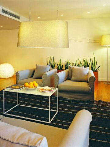 Gemütliche Lounge mit eleganter Beleuchtung und modernen Möbeln