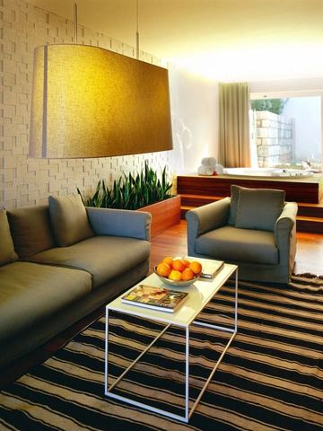 Elegantes Wohnzimmer mit direktem Zugang zur Terrasse und Garten