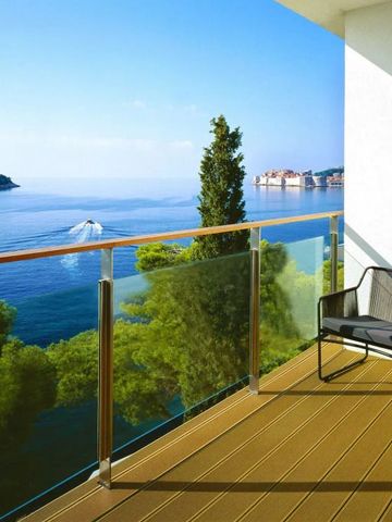 Balkon mit atemberaubendem Meerblick und moderner Sitzgelegenheit