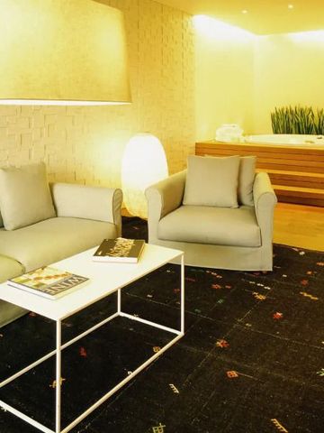 Eleganter Lounge-Bereich mit Sofa und Jacuzzi