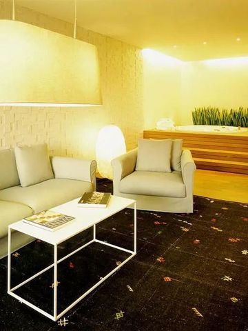 Moderner Lounge-Raum mit Sofaecke und Jacuzzi