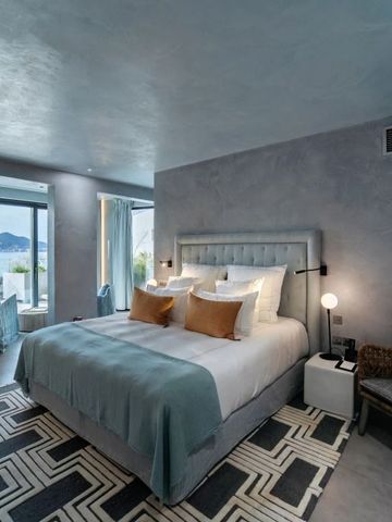 Modernes Hotelzimmer mit elegantem Design und Meerblick durch große Fenster.